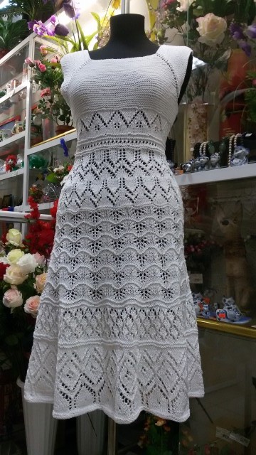 Вязаное спицами летнее платье.
