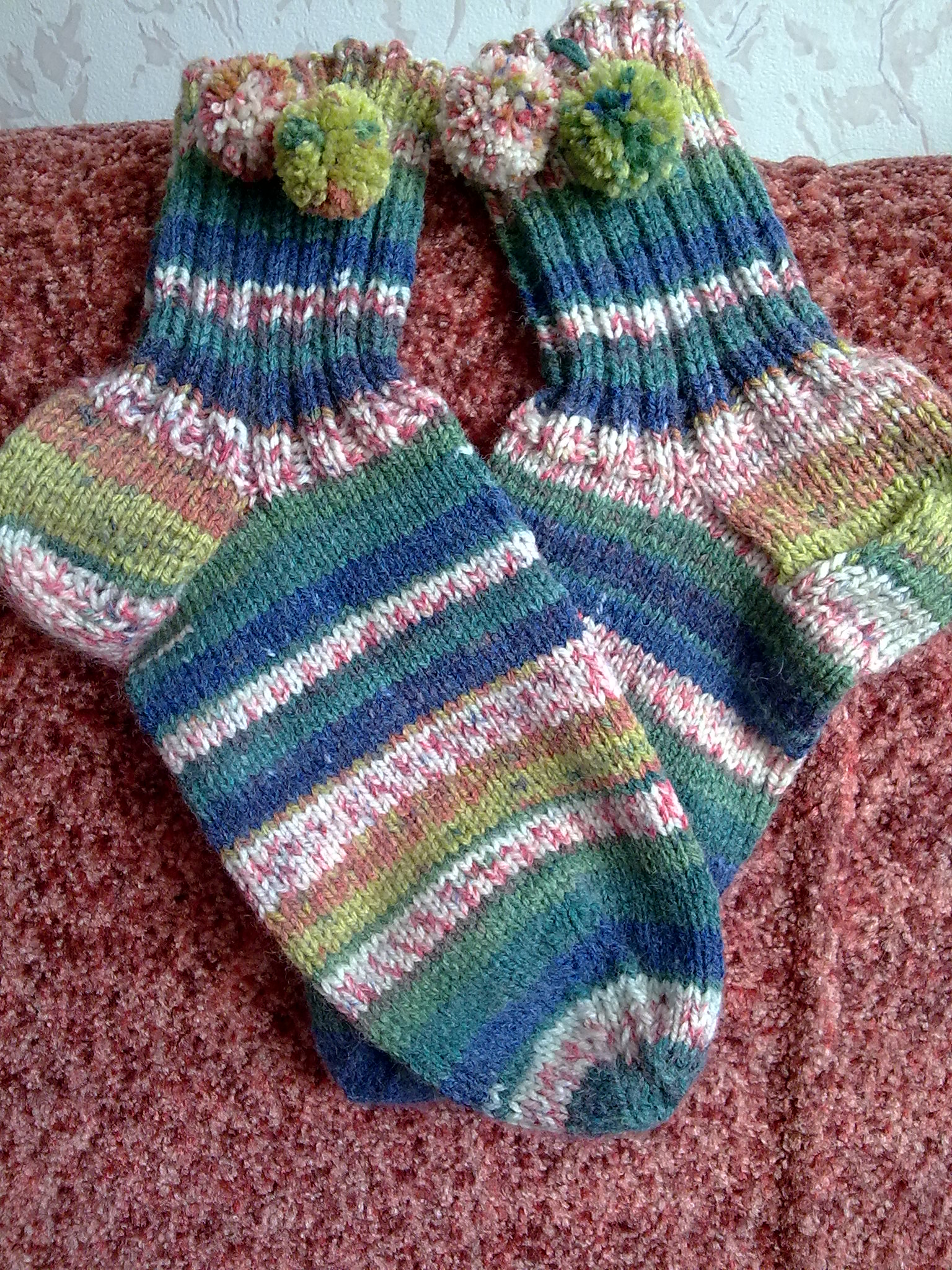 Носочка пряжа. Вязаные носочки. Разноцветные вязаные носки. Носки из остатков пряжи. Необычные вязаные носки.