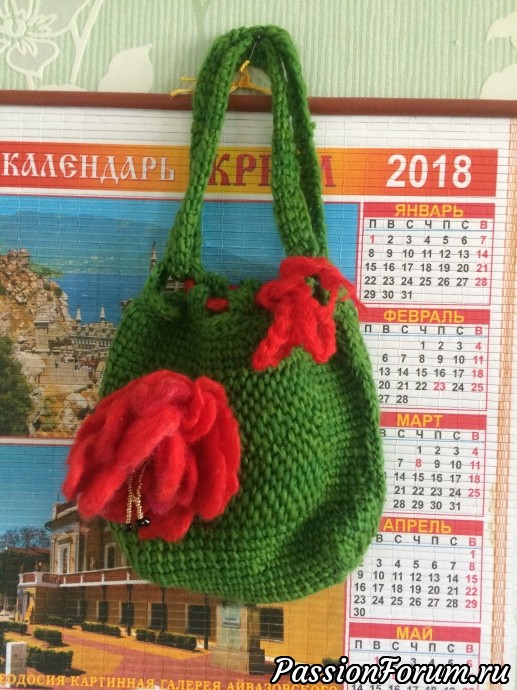Поучаствовала в совместнике В контакте по вязанию сумки тунисским крючком под руководством Светланы Пивушковой.
Поскольку крючок такой держала в руках впервые -решила связать детский вариант, для 4 - летней внучки подруги.Оказалось это не трудно, но однообразно. ручки прикрепила таким образом, чтобы можно было варьировать длину 6 или одна длинная на плечо, или 2 коротких. Украсила сумочку шнуром из красных ниток и красным валеным цветком. Девочка была рада, бабушка тоже. Поучаствовала в совместнике В контакте по вязанию сумки тунисским крючком под руководством Светланы Пивушковой.
Поскольку крючок такой держала в руках впервые -решила связать детский вариант, для 4 - летней внучки подруги.Оказалось это не трудно, но однообразно. ручки прикрепила таким образом, чтобы можно было варьировать длину 6 или одна длинная на плечо, или 2 коротких. Украсила сумочку шнуром из красных ниток и красным валеным цветком. Девочка была рада, бабушка тоже.