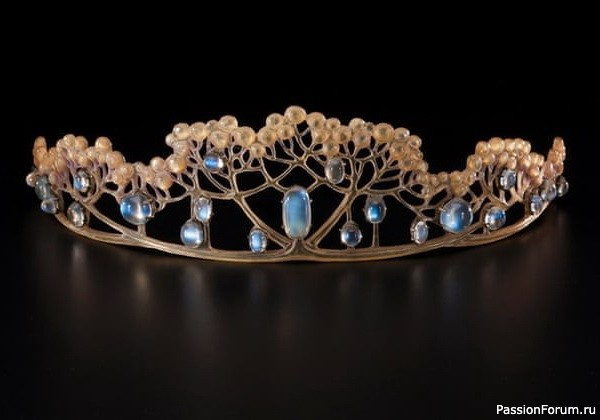 Рог в украшениях эпохи модерн