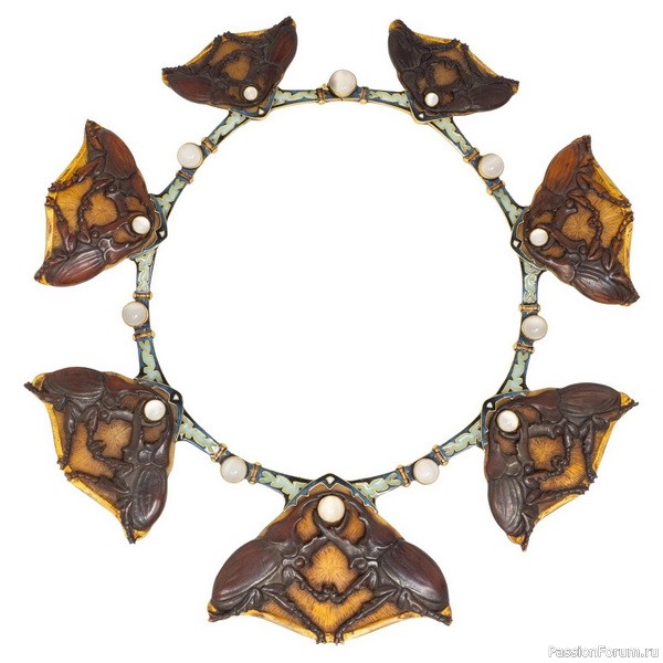 Рог в украшениях эпохи модерн