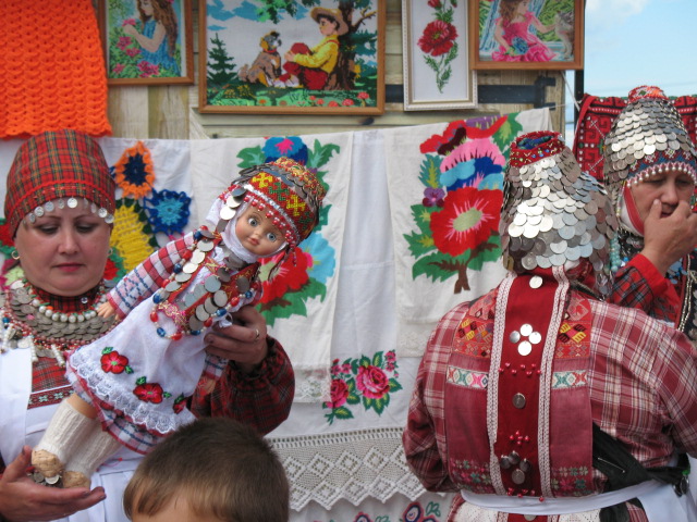 А это другой район с национальными куклами!) Очень красивые! И люди и куклы!) А это другой район с национальными куклами!) Очень красивые! И люди и куклы!)