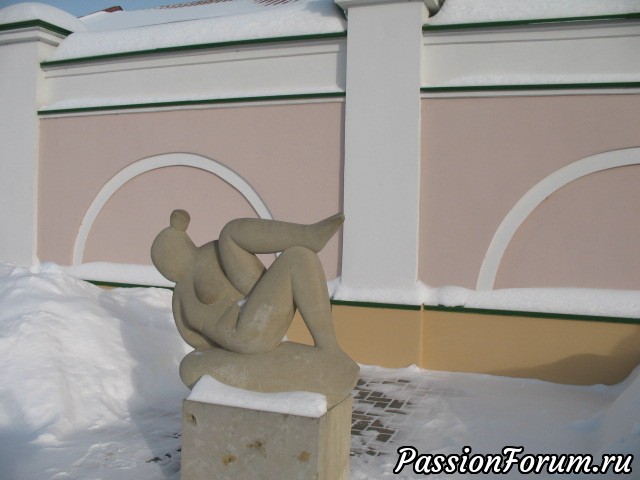 Очень жизнерадостная дама! И не холодно ей!!! Очень жизнерадостная дама! И не холодно ей!!!