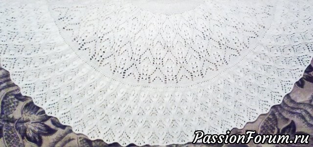 Шаль цвета экрю