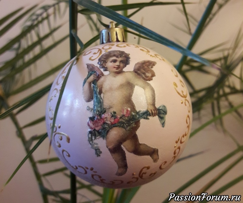 Декупаж новогоднего шарика.