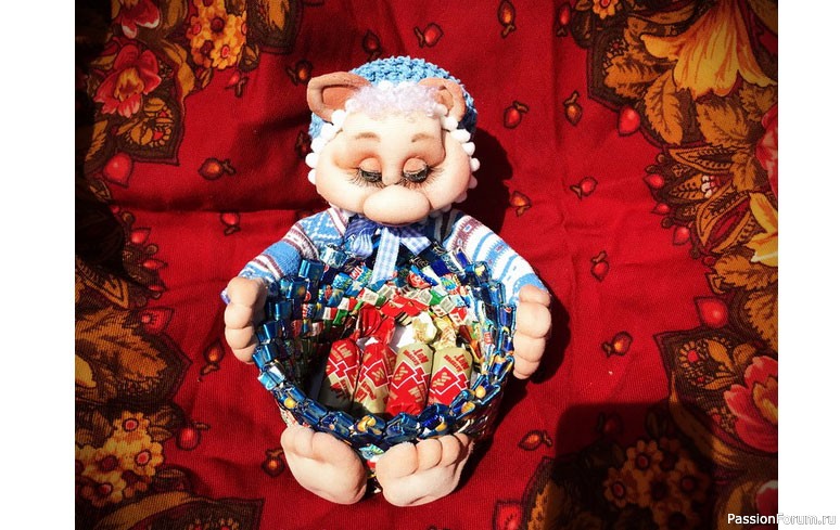 Свинка с корзинкой