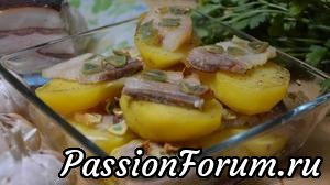 Картошка с салом и чесноком, запеченная в духовке