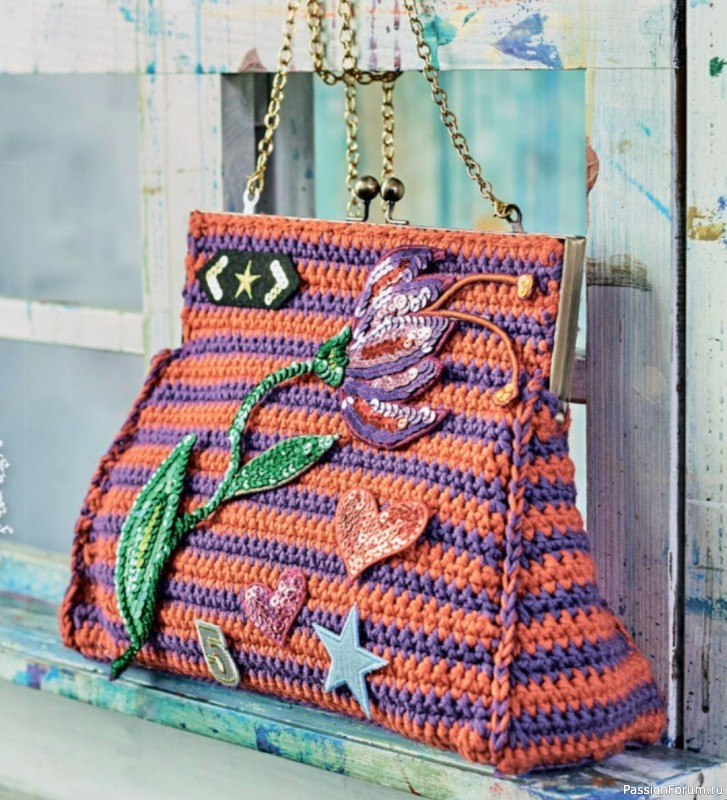 Полосатая сумка с аппликациями