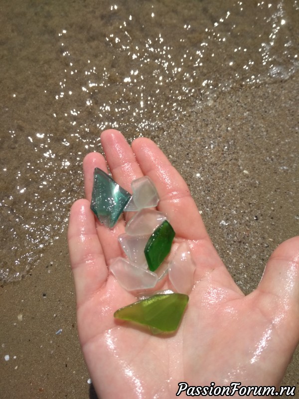 Весенние цветы из морских стёклышек.