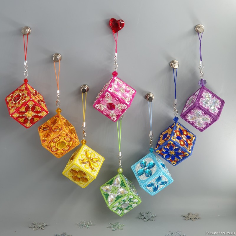 Новогодние кубики цвета радуги. Вышивка шовчиками. Хвастики.