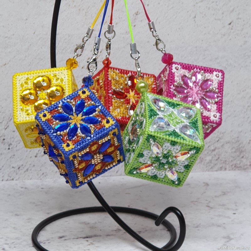 Новогодние кубики цвета радуги. Вышивка шовчиками. Хвастики.