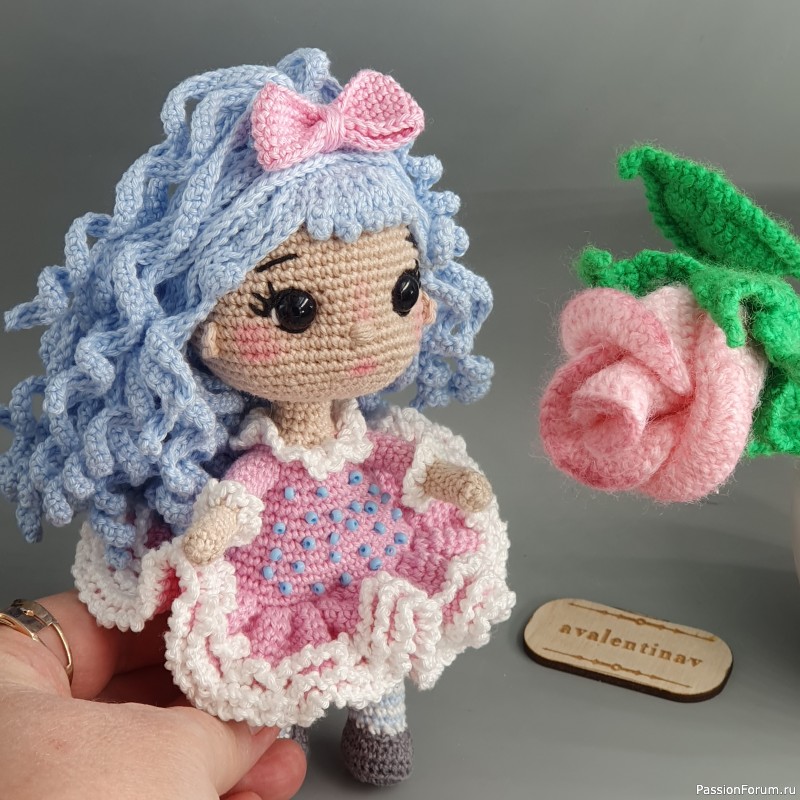 Девочка с голубыми волосами