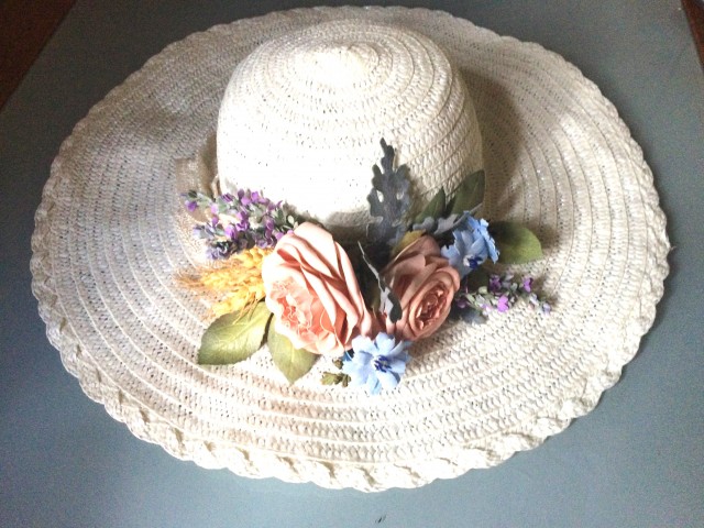 Летняя шляпка с цветами из фоамирана