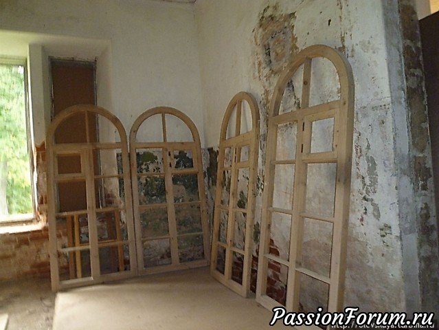 Потом 10 лет сыроварня
находилась в аренде у
Блантова, сподвижника
Николая Васильевича
Верещагина. С 1880 года
сыроварением и
маслоделием
занимаются сами
Эндоуровы. Потом
создаётся
маслодельческая
артель, которая
перерабатывает до 31
тыс пудов молока в
год, и выпускает не
только сыр, но и масло.
В 1890 году А.И. Эндоуров
избирается уездным
предводителем
дворянства, а затем и
губернским. Женится
на учительнице, но
вскоре умирает. Его
вдова вышла замуж за
Вологодского
губернатора и продала
имение. Оно
становится казённым.
В 1918 году усадьбу
принимает на баланс
Вологодский уездный
земельный отдел. Потом 10 лет сыроварня
находилась в аренде у
Блантова, сподвижника
Николая Васильевича
Верещагина. С 1880 года
сыроварением и
маслоделием
занимаются сами
Эндоуровы. Потом
создаётся
маслодельческая
артель, которая
перерабатывает до 31
тыс пудов молока в
год, и выпускает не
только сыр, но и масло.
В 1890 году А.И. Эндоуров
избирается уездным
предводителем
дворянства, а затем и
губернским. Женится
на учительнице, но
вскоре умирает. Его
вдова вышла замуж за
Вологодского
губернатора и продала
имение. Оно
становится казённым.
В 1918 году усадьбу
принимает на баланс
Вологодский уездный
земельный отдел.