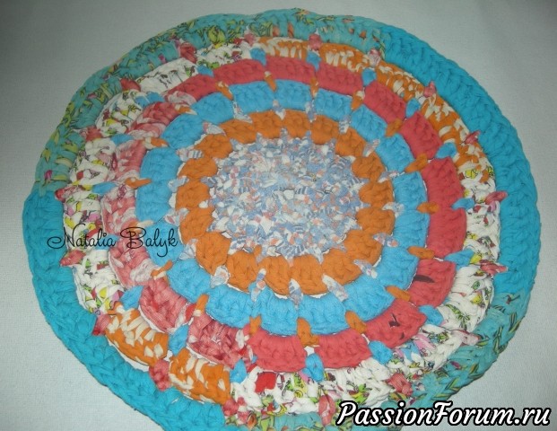 Веселый коврик из старых футболок