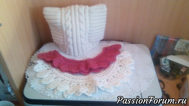 Шапочка для Веронички и воротнички, которыми мы украсим платья. Шапочка для Веронички и воротнички, которыми мы украсим платья.