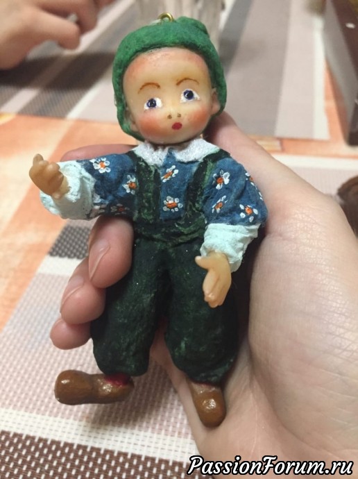 Нужно затонировать ботинки и дать что-то в руки. Я думаю большую блестящую кофету. Нужно затонировать ботинки и дать что-то в руки. Я думаю большую блестящую кофету.
