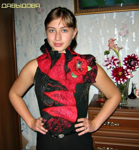 Валяный шарф-горжетка "Красное и чёрное"