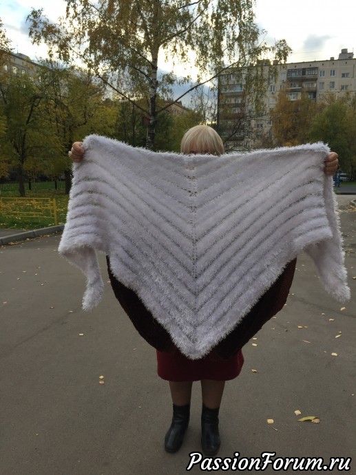 Пять лет назад связала платок. В школе он меня спасает когда прохладно. Коллеги увидели этот платок и начали заказывать. Я травку возненавидела( не люблю вязать вещи с простым рисунком, надоедает). Несколько лет было затишье, но в том году мама сотрудницы начала вязать для дочери накидку, но у неё ничего не получилось, плохо вязать из темных ниток. я ей связала (в прошлом топике). Самое плохое, когда вяжешь из травки темных цветов. совсем не видна линия реглана. я несколько раз перевязывала. потом мне это надоело и я связала каждую часть отдельно, а потом сшила через край. Пять лет назад связала платок. В школе он меня спасает когда прохладно. Коллеги увидели этот платок и начали заказывать. Я травку возненавидела( не люблю вязать вещи с простым рисунком, надоедает). Несколько лет было затишье, но в том году мама сотрудницы начала вязать для дочери накидку, но у неё ничего не получилось, плохо вязать из темных ниток. я ей связала (в прошлом топике). Самое плохое, когда вяжешь из травки темных цветов. совсем не видна линия реглана. я несколько раз перевязывала. потом мне это надоело и я связала каждую часть отдельно, а потом сшила через край.