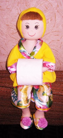 Текстильная кукла-держатель туалетной бумаги