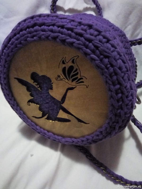 Сумочка вязанная крючком из тонкой трикотажной пряжи с деревянным донышком