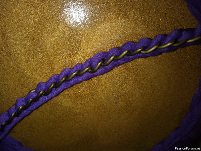 Сумочка вязанная крючком из тонкой трикотажной пряжи с деревянным донышком