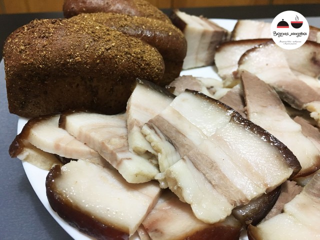 Сало вареное со специями и чесноком