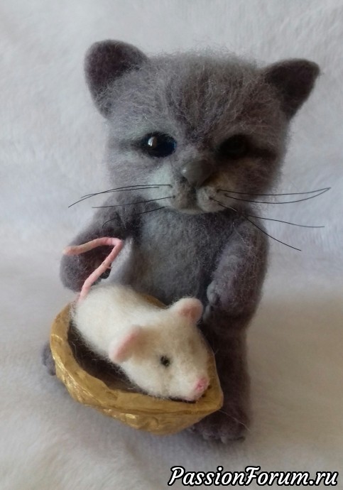 Котенок с мышкой