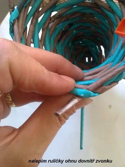 Колокольчик из газетных трубочек