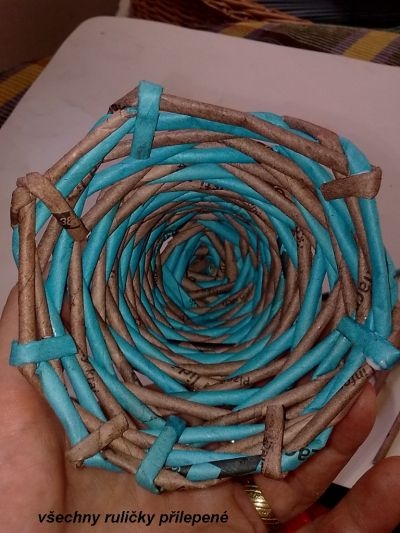 Колокольчик из газетных трубочек
