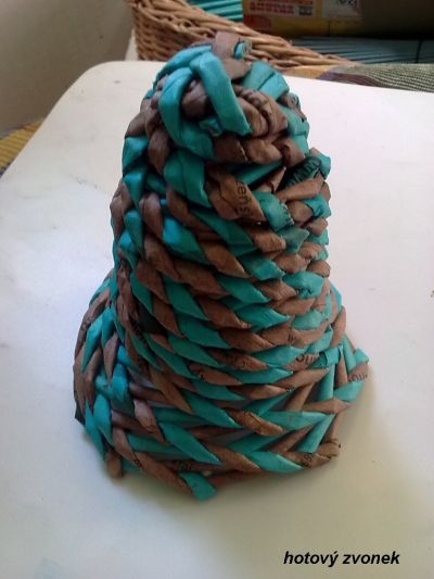Колокольчик из газетных трубочек