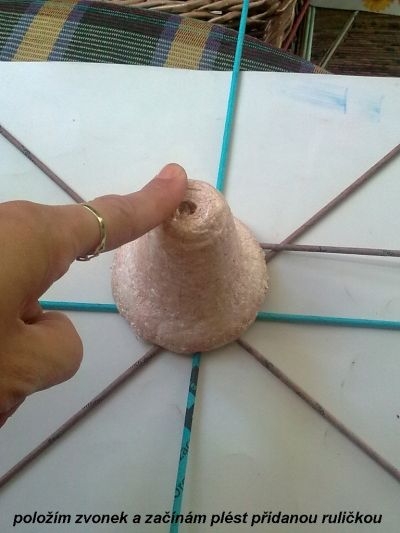 Колокольчик из газетных трубочек