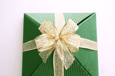 Как сделать подарочную новогоднюю коробку - расправляем бантик