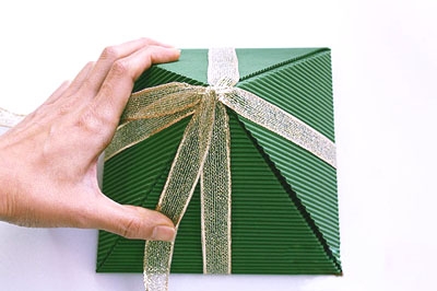 Как сделать подарочную новогоднюю коробку - обвязываем лентой с другой стороны