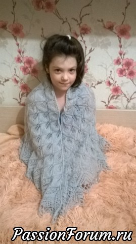 Вот еще кому она приглянулась! Ну что! Прибережем свой перфекционизм до следующей шали! И буду рада критике! Вот еще кому она приглянулась! Ну что! Прибережем свой перфекционизм до следующей шали! И буду рада критике!