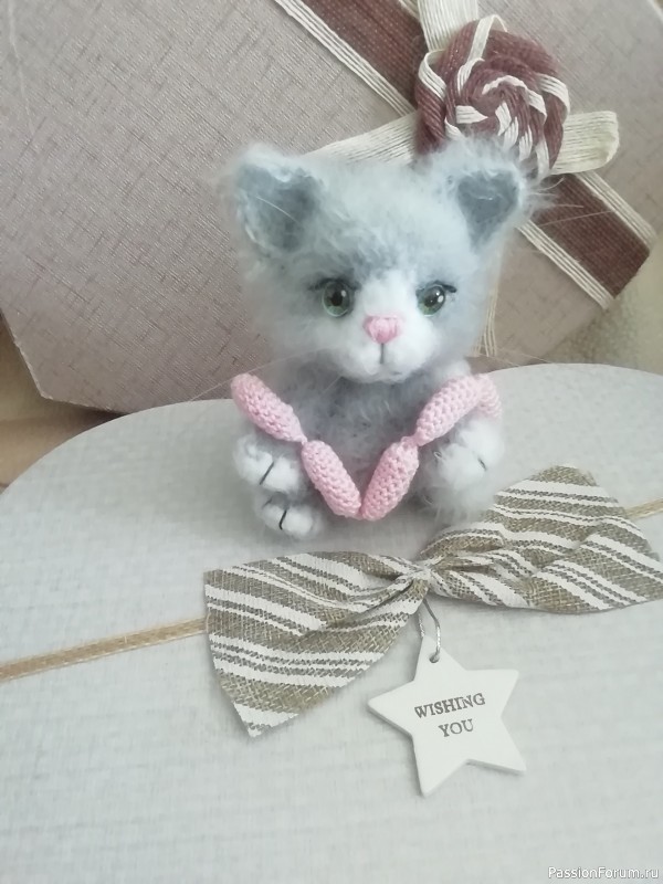 Маленький котенок с сардельками