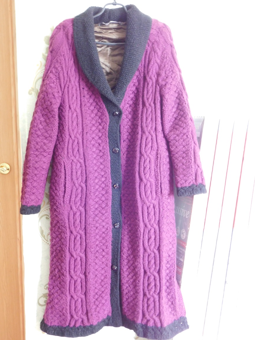 Женское вязаное пальто спицами с аранами