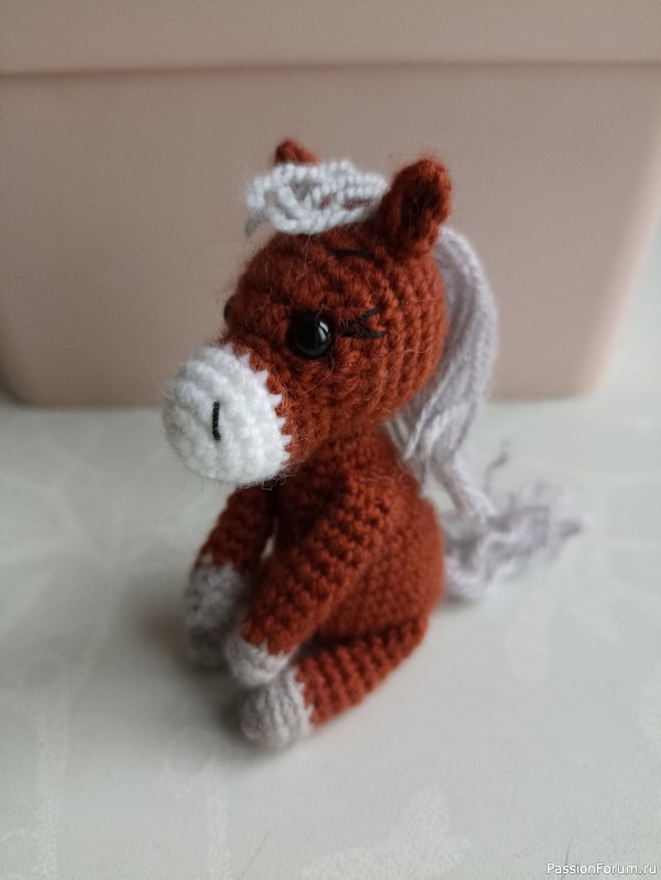 Маленькая лошадка крючком