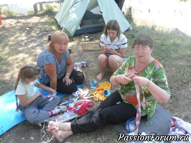 Купальский мастер класс.В сарафане да рубахе совсем не удобно сидеть на пенке из палатки) Купальский мастер класс.В сарафане да рубахе совсем не удобно сидеть на пенке из палатки)