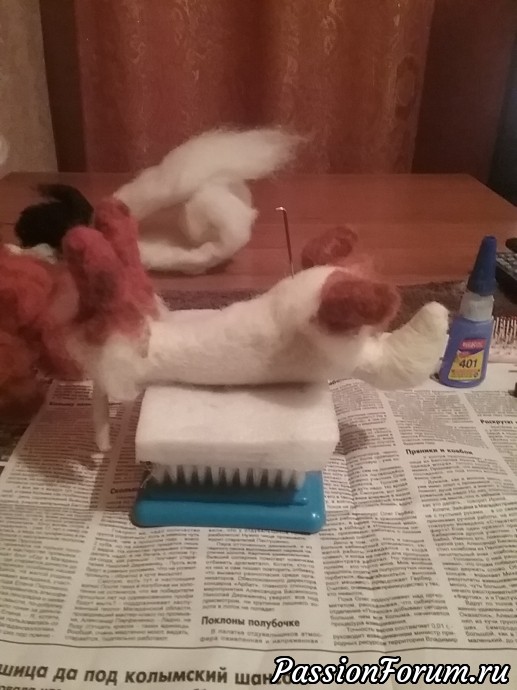 После длительной примерки и приклеивания заготовочек - лап к основе каркаса,полезла таки в справочники,в поисках, как выглядит грудная клетка таксы. Она ведь сильно развита у неё. До сего момента, была просто уверена, что я знаток.
Наложила хороший такой кусок белой шерсти,увеличила грудь , до нужного размера.
Приваляла лапки к основному туловищу, и начала набивать шерстку основного тона.
Но,вот , не захотелось мне одевать её в однотонную шкурку,пусть она у меня будет празднично пестрая. С мешала два тона кардочеса , коричневый и рыжий. И набила поверх белой . После длительной примерки и приклеивания заготовочек - лап к основе каркаса,полезла таки в справочники,в поисках, как выглядит грудная клетка таксы. Она ведь сильно развита у неё. До сего момента, была просто уверена, что я знаток.
Наложила хороший такой кусок белой шерсти,увеличила грудь , до нужного размера.
Приваляла лапки к основному туловищу, и начала набивать шерстку основного тона.
Но,вот , не захотелось мне одевать её в однотонную шкурку,пусть она у меня будет празднично пестрая. С мешала два тона кардочеса , коричневый и рыжий. И набила поверх белой .