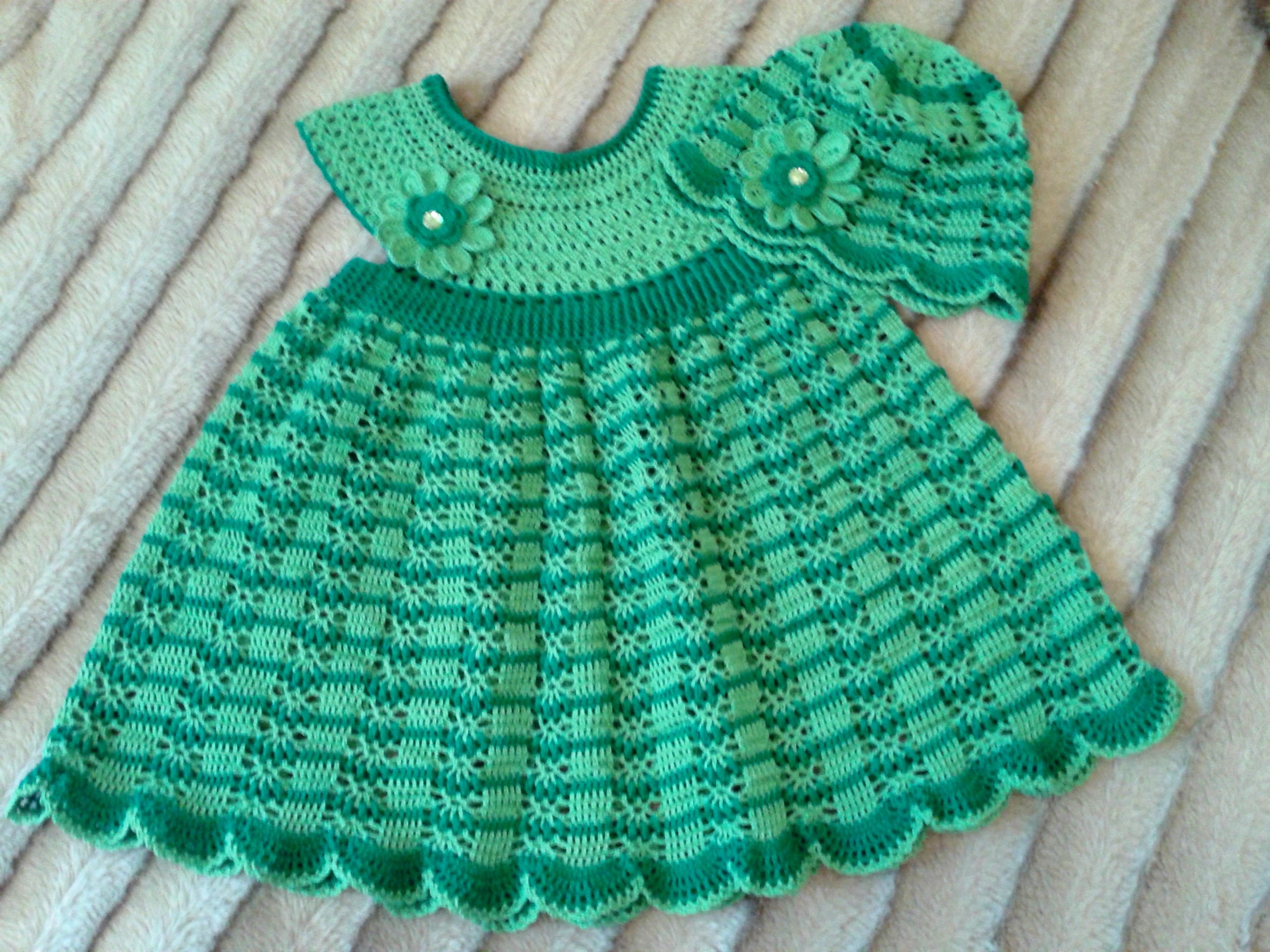 Платье крючок 4 года. Вязаное платье для девочки. Вязаные платья для малышек. Детские вязаные платья. Платье крючком для девочки.