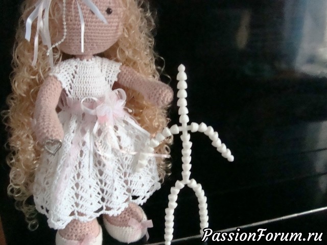 Пластиковый каркас для вязаной куклы.