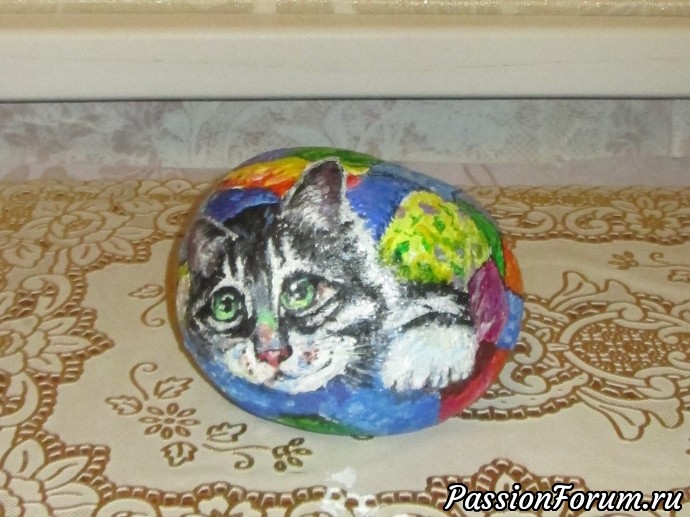 Котёнок под лоскутным одеялом. Роспись на камне