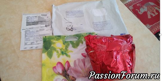 Приехала, и разглядываю. Все написано правильно, упаковано аккуратно, и даже не только в подарочной бумаге, а еще и в таком цветочном пакете - ну просто как открытка на день рождение! Приехала, и разглядываю. Все написано правильно, упаковано аккуратно, и даже не только в подарочной бумаге, а еще и в таком цветочном пакете - ну просто как открытка на день рождение!