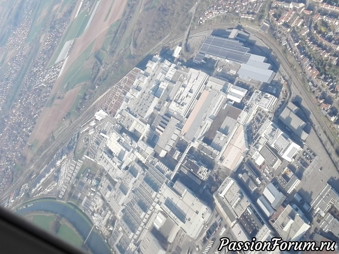 подлетаем к нашему крупному городу Хейльбронн(12 км от нашего дома). Сейчас увидете, что это за микрогородок и какой это завод подлетаем к нашему крупному городу Хейльбронн(12 км от нашего дома). Сейчас увидете, что это за микрогородок и какой это завод