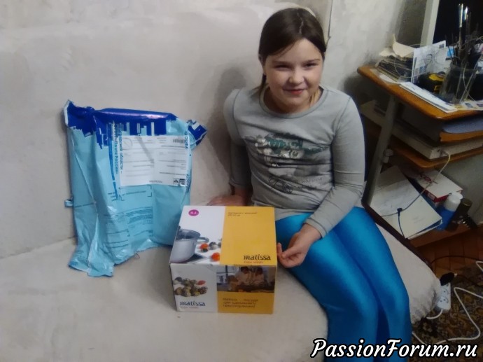 Настя её тут же начала потрошить. Настя её тут же начала потрошить.