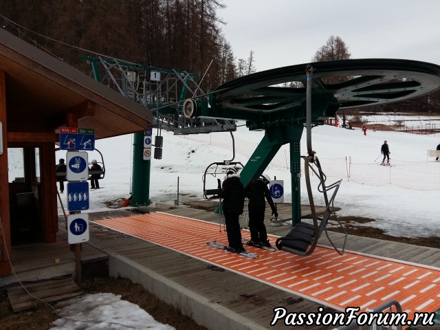 так как я никогда не видела все эти горнолыжные штучки, на меня произвела впечатление эта оранжевая дорожка, это как эскалатор, только горизонтальный, подъезжаешь, въезжаешь на этот "эскалатор" проезжаешь немного вперед и прямо под тебя подъезжает подвесная скамейка- не промахнешься;-)) так как я никогда не видела все эти горнолыжные штучки, на меня произвела впечатление эта оранжевая дорожка, это как эскалатор, только горизонтальный, подъезжаешь, въезжаешь на этот "эскалатор" проезжаешь немного вперед и прямо под тебя подъезжает подвесная скамейка- не промахнешься;-))