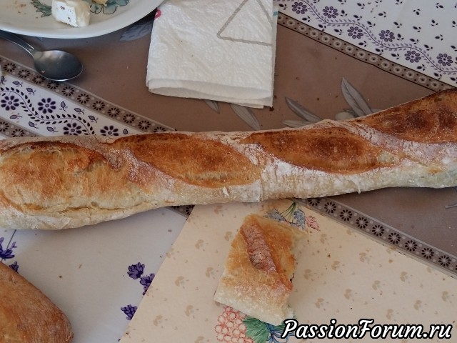 едят с багетом, который обычно отламывают руками едят с багетом, который обычно отламывают руками