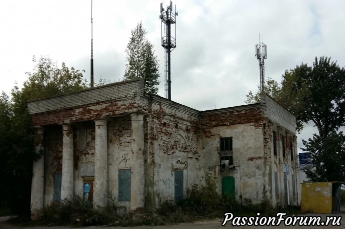 Город абсолютно незнакомый, поэтому приходилось спрашивать что и где, люди в городе оказались очень милыми и не только объясняли куда идти, но и провожали меня насколько это было возможно
вот когда я увидела это странное здание, никогда бы не догадалась, что это автобусная станция Город абсолютно незнакомый, поэтому приходилось спрашивать что и где, люди в городе оказались очень милыми и не только объясняли куда идти, но и провожали меня насколько это было возможно
вот когда я увидела это странное здание, никогда бы не догадалась, что это автобусная станция