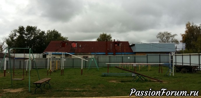рядом с этим зданием расположена спортивная площадка и ребят даже вывозят периодически на день на природу на игру типа Зарница, если бы финансирование было пощедрее, они бы могли проводить несколько дней в палатках с костром, но увы...
еще он рассказал, что городок в упадке, потому что и мясную ферму закрыли, и спиртовой завод также прикрыли, и швейная фабрика, довольно успешная, закрыта и здание выставлено на продажу рядом с этим зданием расположена спортивная площадка и ребят даже вывозят периодически на день на природу на игру типа Зарница, если бы финансирование было пощедрее, они бы могли проводить несколько дней в палатках с костром, но увы...
еще он рассказал, что городок в упадке, потому что и мясную ферму закрыли, и спиртовой завод также прикрыли, и швейная фабрика, довольно успешная, закрыта и здание выставлено на продажу